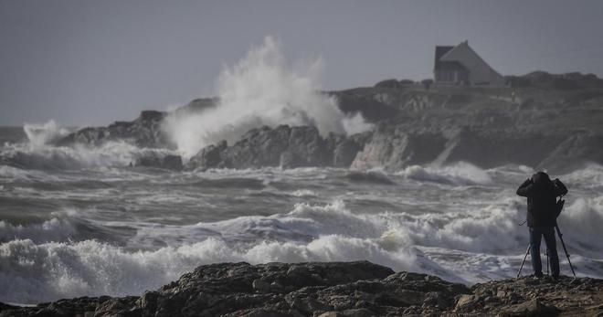 Rafales jusqu’à 100 km/h, fortes pluies, risque de crues éclair : quelles régions seront touchées par les intempéries en fin de semaine ?