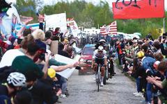 Paris-Roubaix: Mathieu Van der Poel seul au-dessus des pavés