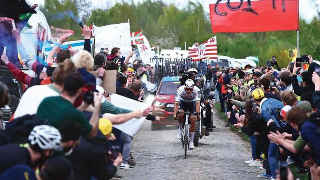 Paris-Roubaix: Mathieu Van der Poel seul au-dessus des pavés