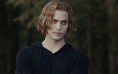 Twilight : à quoi ressemble Jasper, le frère adoptif d’Edward aujourd’hui ?