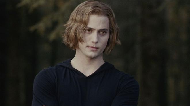 Twilight : à quoi ressemble Jasper, le frère adoptif d’Edward aujourd’hui ?