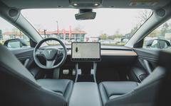 Une Tesla sous Autopilot percute une voiture de police, la catastrophe évitée de justesse