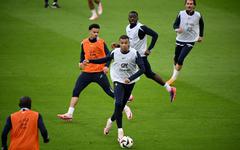 Foot - Euro - Saliba, Upamecano, Pavard... Kylian Mbappé raconte ses coéquipiers de l'équipe de France
