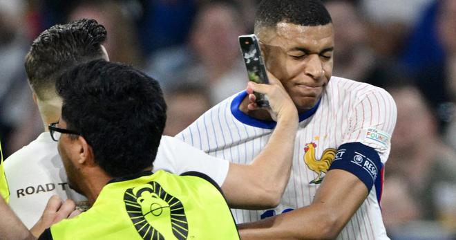 Espagne-France : Morata fauché, Mbappé agrippé... les stadiers débordés par les intrusions sur la pelouse