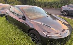 Des Centaines de Tesla Toutes Neuves Abandonnées sur un Terrain Vague