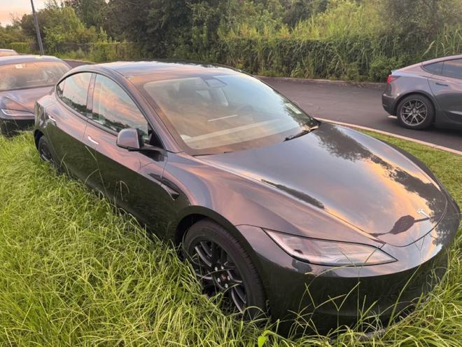 Des Centaines de Tesla Toutes Neuves Abandonnées sur un Terrain Vague