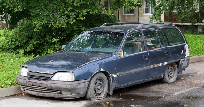 Puis-je faire enlever une voiture en piteux état, qui stationne depuis plusieurs semaines dans ma rue ?