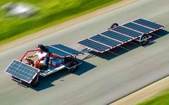 Un véhicule électrique bardé de 9 panneaux solaire avec une autonomie quasi illimitée