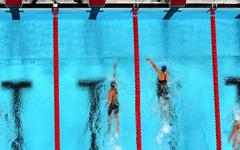 Jeux paralympiques: en vidéo, le finish solide d’Emeline Pierre pour remporter la médaille d’or sur 100m nage libre