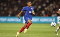 Foot - Ligue des nations - Bleus - « Allez les Bleus ! » : Kylian Mbappé derrière ses coéquipiers pendant le match de Ligue des nations face à l'Italie