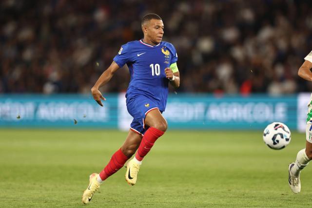 Foot - Ligue des nations - Bleus - « Allez les Bleus ! » : Kylian Mbappé derrière ses coéquipiers pendant le match de Ligue des nations face à l'Italie