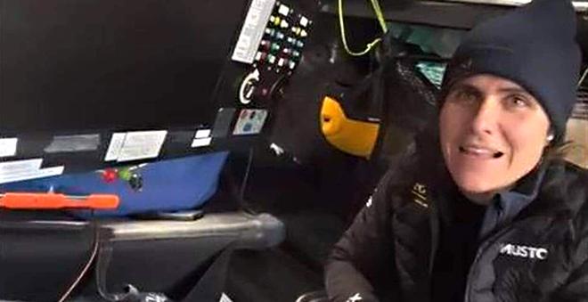 Commentaires sur Clarisse Crémer répare son MiniPC en plein Vendée Globe 2024 par Thibaud