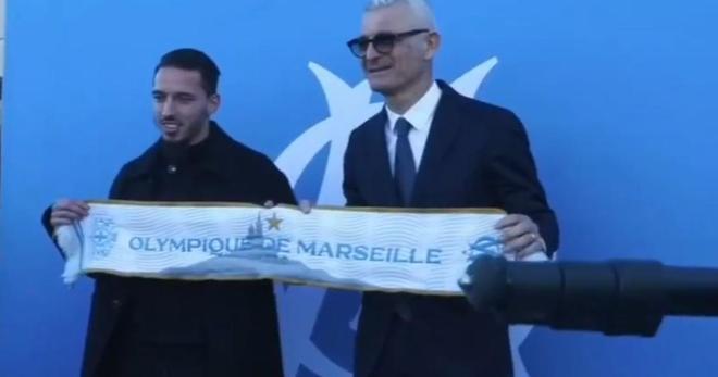 OM : «One, two, three, viva l’Algérie !», en vidéo, la recrue Ismaël Bennacer accueillie par une foule de supporters à l’aéroport