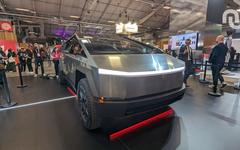 Tesla se fait exclure d’un salon automobile : que s’est-il passé ?