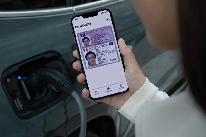 Adieu le permis rose ? Un permis spécial Voiture Electrique arrive en 2025 !