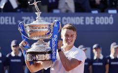 Rune surprend Alcaraz et remporte le tournoi de Barcelone