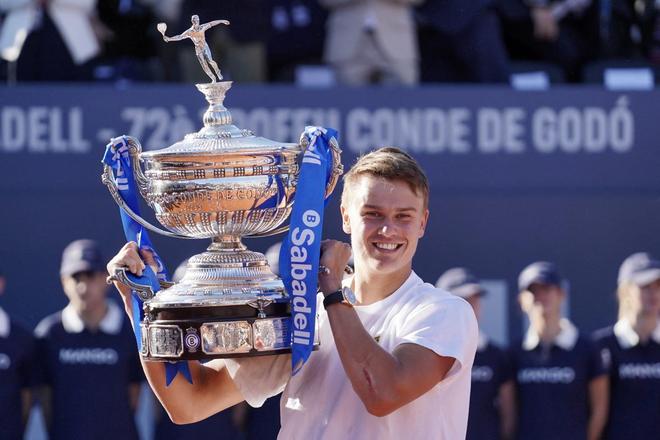 Rune surprend Alcaraz et remporte le tournoi de Barcelone