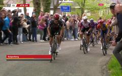 Alaphilippe allume la première mèche, Pogacar dans sa roue