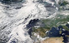 Personne n’en parle, mais l’air que vous respirez cette semaine vient d’un brasier grand comme la Belgique à 7000 km d’ici !