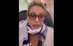 Elle agresse Rima Hassan dans l'avion, et pleurniche à l'arrivée