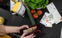 «Ça nous rassure» : ces Français qui refusent d’abandonner le carnet de chèques