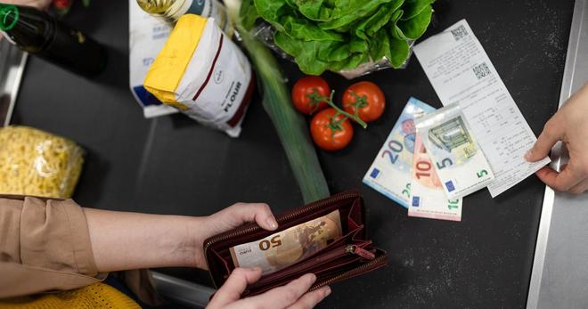 «Ça nous rassure» : ces Français qui refusent d’abandonner le carnet de chèques