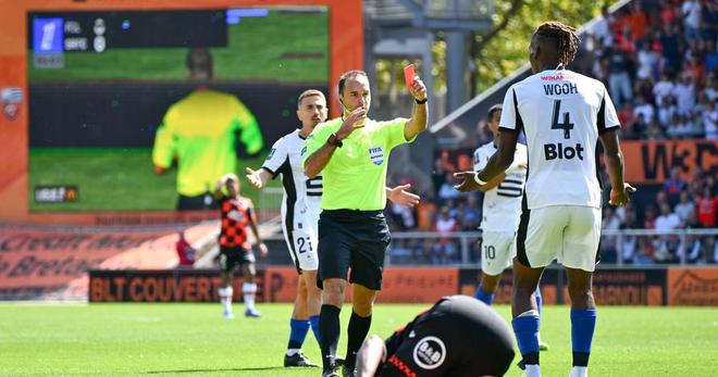 Ligue 1 : en vidéo, le Stade Rennais réduit à neuf après dix minutes de jeu dans le derby breton