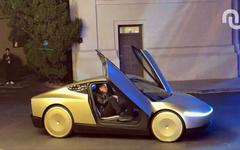 Elon Musk pense que pouvoir envoyer des SMS en conduisant est la clé pour augmenter les ventes de Tesla