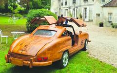 Ce menuisier français a fabriqué une Mercedes 300 SL entièrement en bois : son chef-d’œuvre roule, mais l’État refuse de lui accorder une carte grise