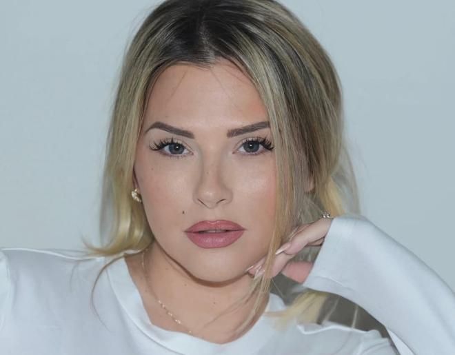 Kelly Vedovelli : l’ex-chroniqueuse de Cyril Hanouna bientôt maman !