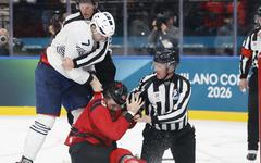 JO 2026 : en vidéo, la violente bagarre entre un Français et un Canadien en hockey sur glace