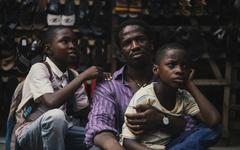 «C’était un honneur de représenter le cinéma nigérian» : rencontre avec Akinola Davies Jr, le réalisateur d’Un jour avec mon père révélé à Cannes