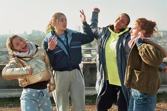 « Les Filles du ciel » : pour son premier film, Bérangère McNeese a tout compris à la magie du teen movie