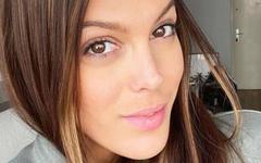 Iris Mittenaere dévoile son reflet parfait et fait fondre la toile !