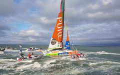 Vendée Globe : Romain Attanasio, le premier à retrouver son fils, Samantha Davies attendra un peu