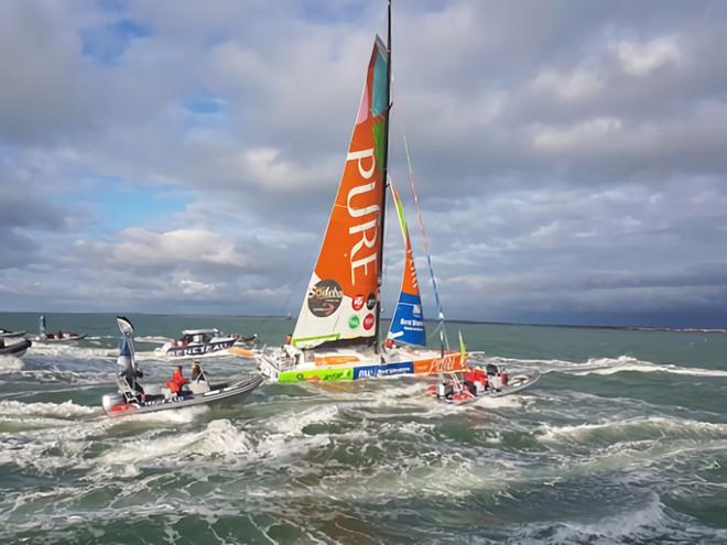 Vendée Globe : Romain Attanasio, le premier à retrouver son fils, Samantha Davies attendra un peu