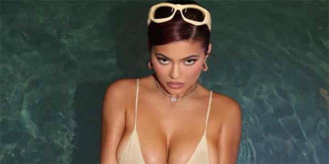 Kylie Jenner fait fantasmer la Toile en s’affichant presque nue !