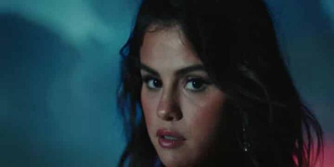 Selena Gomez change de look et s’affiche avec les cheveux multicolores !