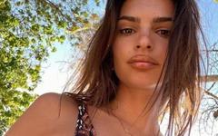 Emily Ratajkowski s’affiche entièrement nue et dévoile son baby bump !