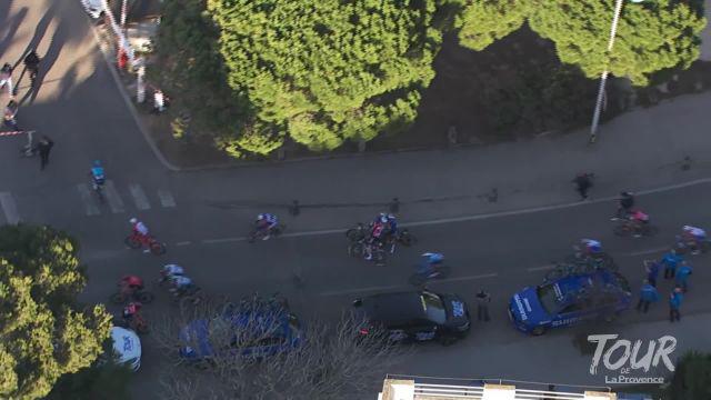 Cyclisme - T. de la Provence - Davide Ballerini coiffe Arnaud Démare sur la ligne lors de la 1re étape du Tour de la Provence