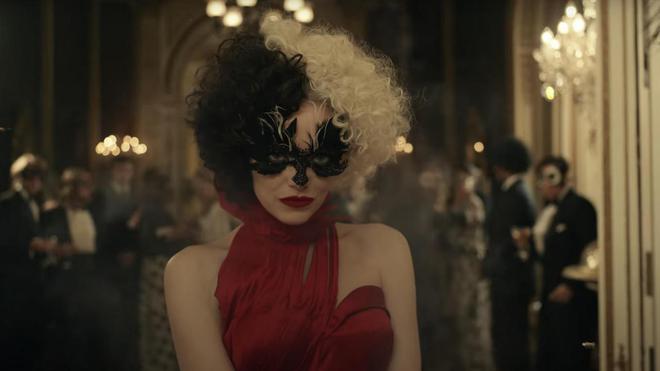 "Cruella" : Emma Stone est "brillante, méchante et un petit peu folle" dans la première bande-annonce