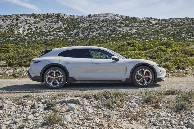 La Porsche Taycan existe maintenant en version break tout-terrain