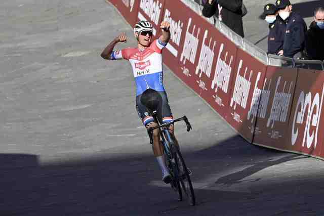 Cyclisme - Strade Bianche - Mathieu Van der Poel remporte les Strade Bianche devant Julian Alaphilippe