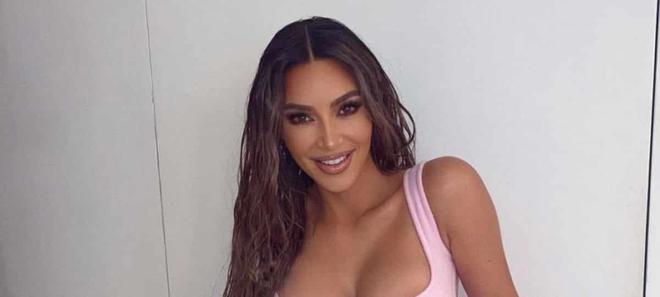 Kim Kardashian enflamme la Toile en lingerie SKIMS rose bonbon !