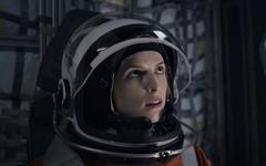 Stowaway (Le Passager n°4) sur Netflix : Anna Kendrick est en route vers Mars dans le trailer du film événement