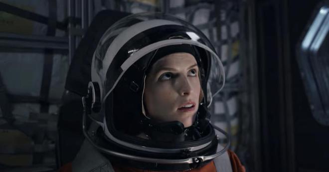 Stowaway (Le Passager n°4) sur Netflix : Anna Kendrick est en route vers Mars dans le trailer du film événement