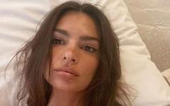 Emily Ratajkowski s’affiche en train d’allaiter bébé sur Instagram !