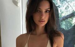 Emily Ratajkowski très classe en chemisier et jean sur Instagram !