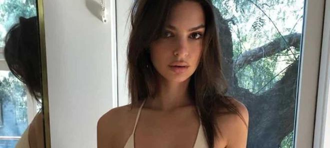 Emily Ratajkowski très classe en chemisier et jean sur Instagram !