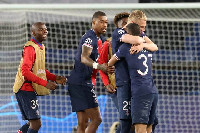 «On est en demies !» : les belles images de la fête des joueurs parisiens après PSG-Bayern